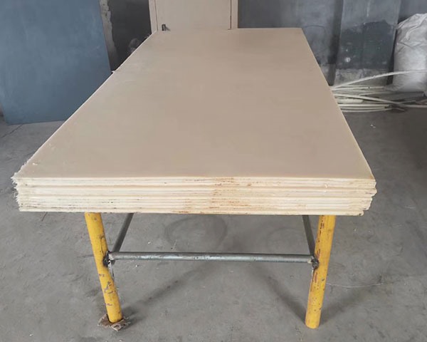 Folha de náilon contendo óleo